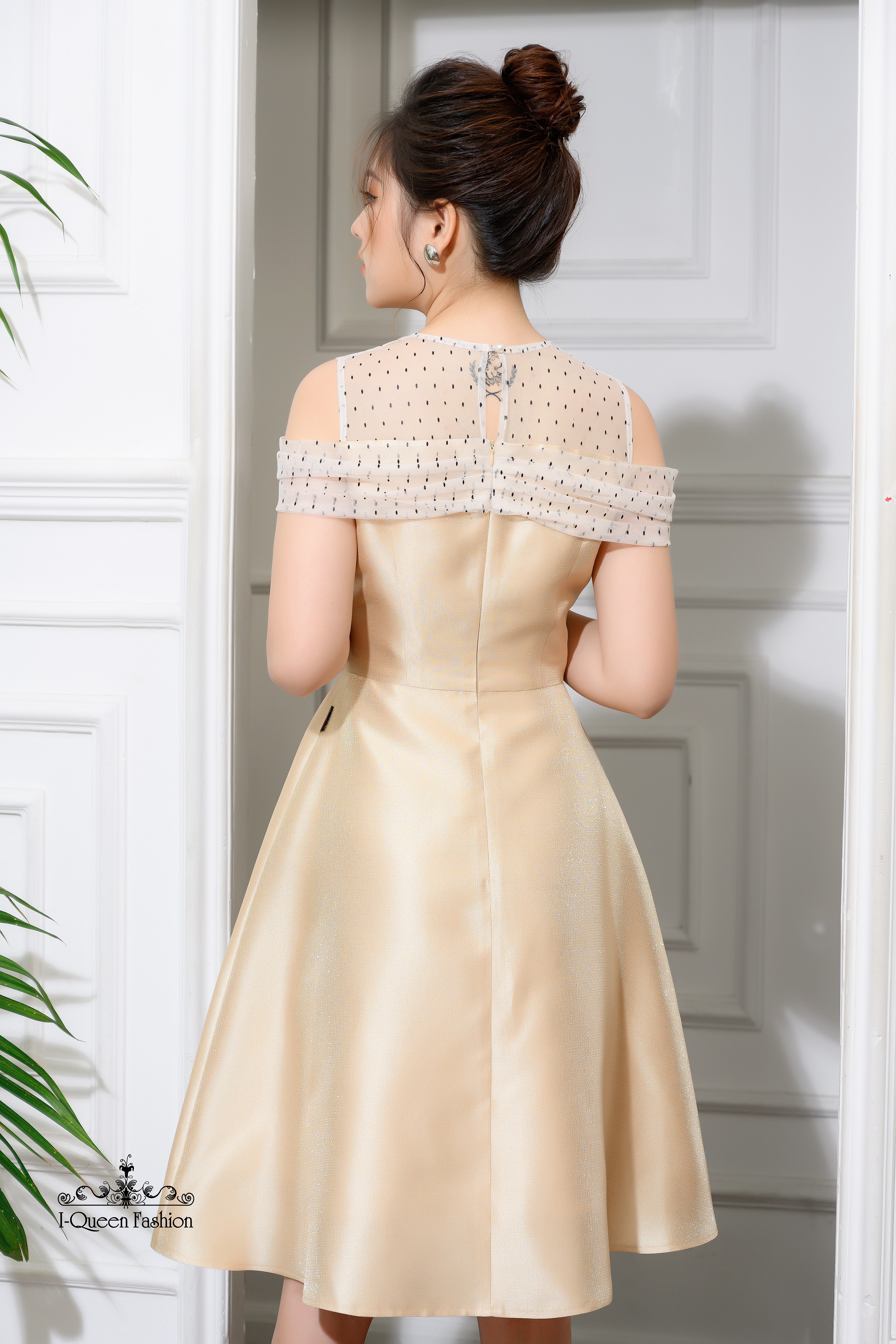 Váy taffeta nude be phối lưới chấm trễ vai - XTK2510